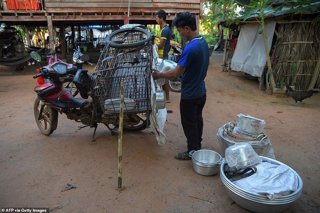 Người đàn ông vừa làm thịt chó vừa bật khóc nói lời xin lỗi - 2