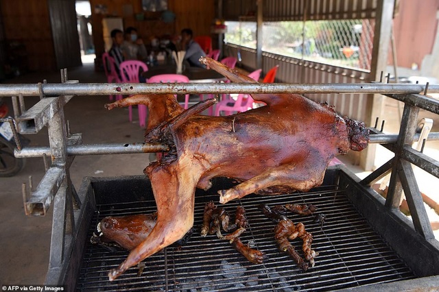 Người đàn ông vừa làm thịt chó vừa bật khóc nói lời xin lỗi - 3