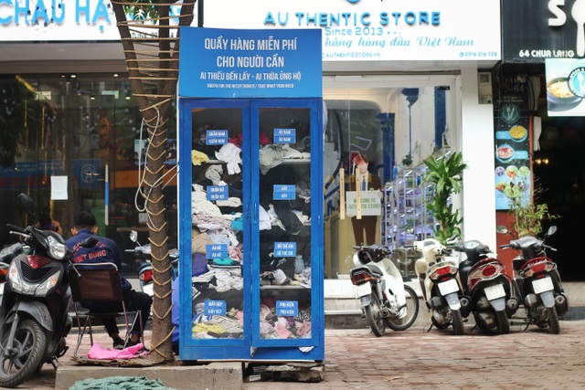 Ấm lòng với loạt tủ đồ miễn phí xuất hiện trên nhiều tuyến phố ở Hà Nội - 1 Ấm lòng với loạt tủ đồ miễn phí xuất hiện trên nhiều tuyến phố ở Hà Nội - 1