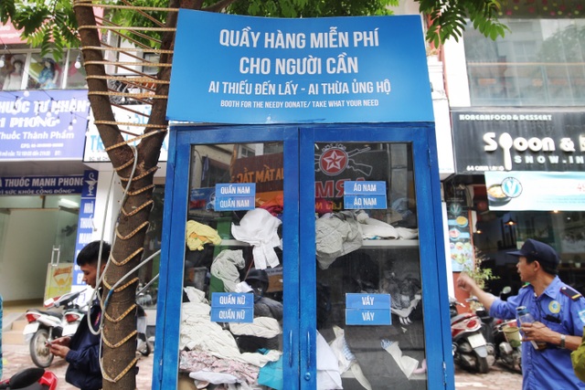 Ấm lòng với loạt tủ đồ miễn phí xuất hiện trên nhiều tuyến phố ở Hà Nội - 2 Ấm lòng với loạt tủ đồ miễn phí xuất hiện trên nhiều tuyến phố ở Hà Nội - 2