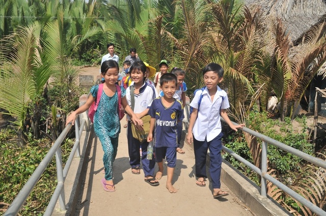 Có cầu Dân trí vững chãi, phụ huynh học sinh khỏi lo con em mình đuối nước - 13 Có cầu Dân trí vững chãi, phụ huynh học sinh khỏi lo con em mình đuối nước - 13