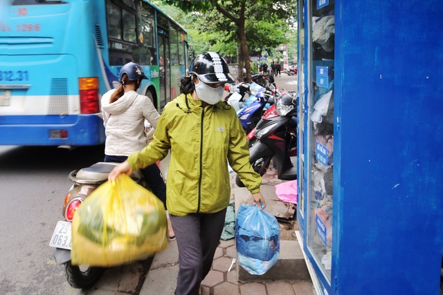 Ấm lòng với loạt tủ đồ miễn phí xuất hiện trên nhiều tuyến phố ở Hà Nội - 6 Ấm lòng với loạt tủ đồ miễn phí xuất hiện trên nhiều tuyến phố ở Hà Nội - 6
