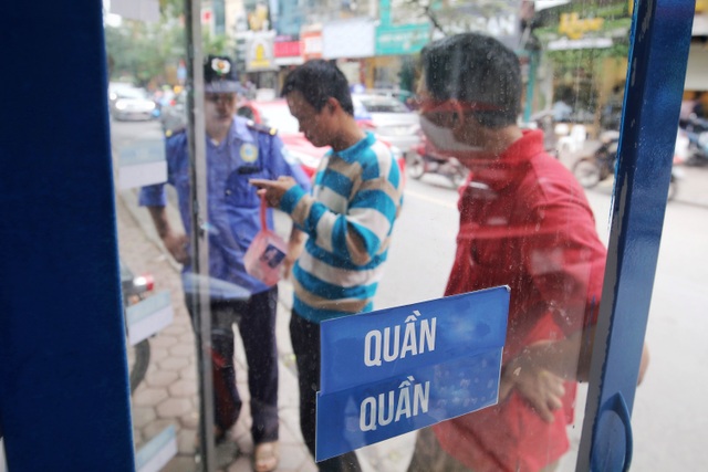 Ấm lòng với loạt tủ đồ miễn phí xuất hiện trên nhiều tuyến phố ở Hà Nội - 9 Ấm lòng với loạt tủ đồ miễn phí xuất hiện trên nhiều tuyến phố ở Hà Nội - 9