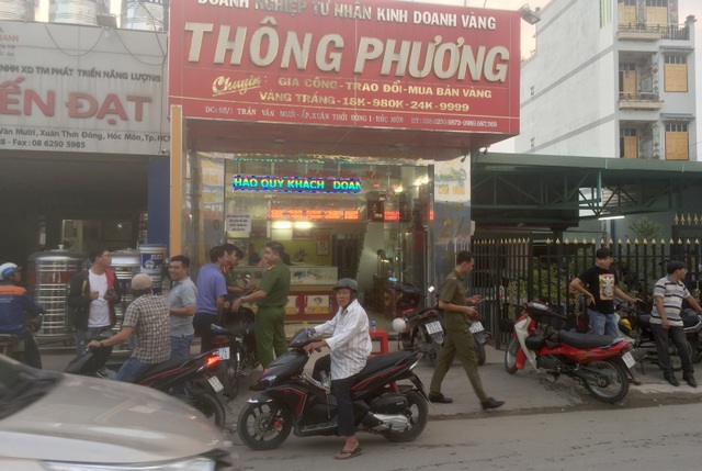 Hai thanh niên nổ súng cướp tiệm vàng ở Sài Gòn - 1 Hai thanh niên nổ súng cướp tiệm vàng ở Sài Gòn - 1