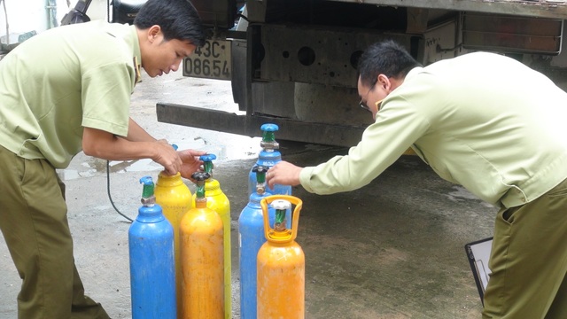 Phát hiện và thu giữ 60 bình khí cười không rõ nguồn gốc - 2 Phát hiện và thu giữ 60 bình khí cười không rõ nguồn gốc - 2