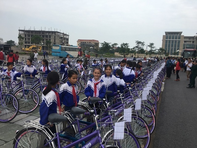 Trao 300 xe đạp, 200 ba lô cho học sinh nghèo vượt khó Quảng Bình - 2 Trao 300 xe đạp, 200 ba lô cho học sinh nghèo vượt khó Quảng Bình - 2