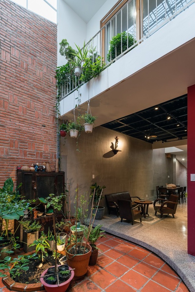 Nhà nhỏ trong hẻm lột xác sau cải tạo, được báo Tây khen nức nở - 2 Nhà nhỏ trong hẻm lột xác sau cải tạo, được báo Tây khen nức nở - 2