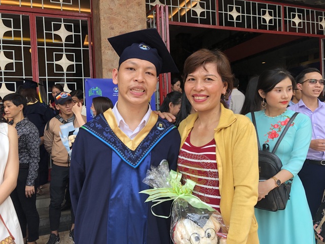 “Kỳ tích” của chàng trai khuyết tật não và tình yêu thương của những người thầy - 1 “Kỳ tích” của chàng trai khuyết tật não và tình yêu thương của những người thầy - 1