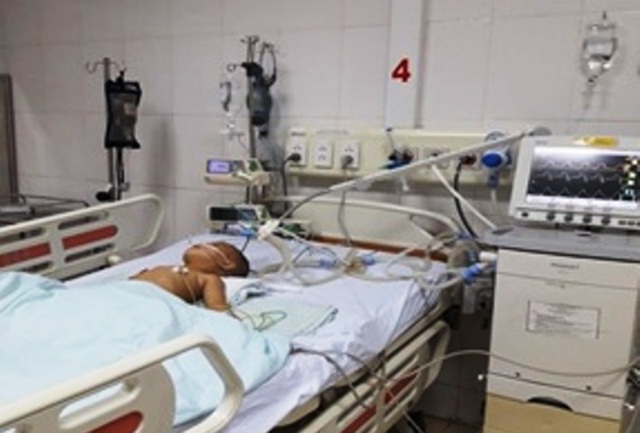 Bé trai 17 tháng tuổi bị hạt hướng dương che gần hết đường thở - 1