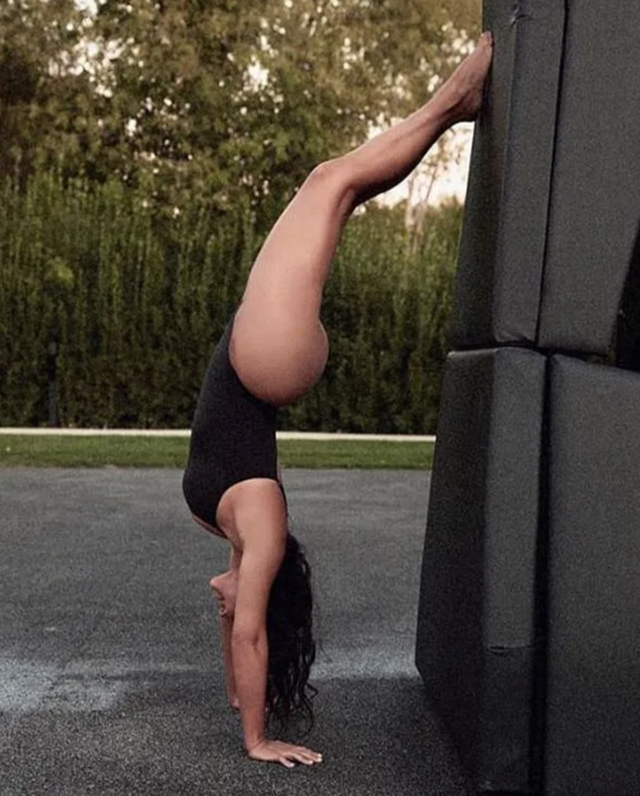 Kim Kardashian khoe ảnh tập yoga - 1