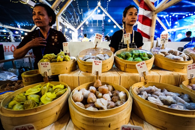Du khách nín thở thưởng thức các món côn trùng “kinh dị” - 10 Du khách nín thở thưởng thức các món côn trùng “kinh dị” - 10