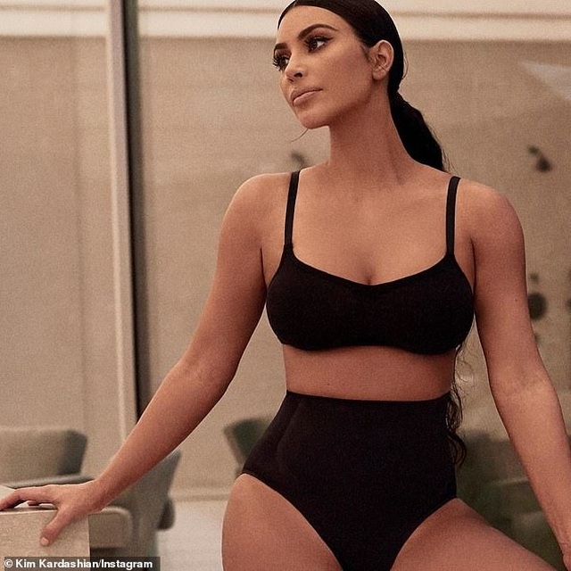 Kim Kardashian khoe ảnh tập yoga - 3