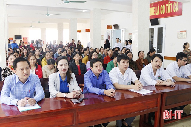 Bệnh viện Bạch Mai khám tầm soát ung thư vú miễn phí cho 500 chị em Hà Tĩnh - 1 Bệnh viện Bạch Mai khám tầm soát ung thư vú miễn phí cho 500 chị em Hà Tĩnh - 1