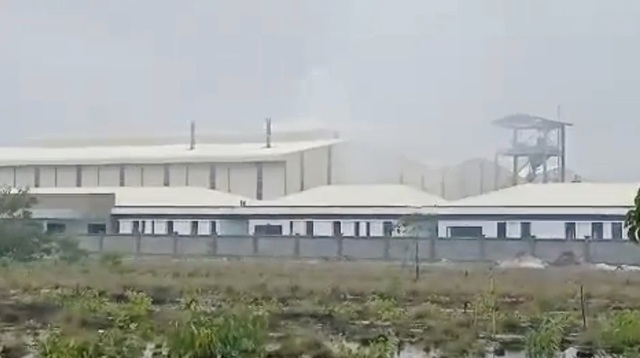 Khói thải mù mịt từ nhà máy xây miếu thờ trên đất khu công nghiệp - 6 Khói thải mù mịt từ nhà máy xây miếu thờ trên đất khu công nghiệp - 6
