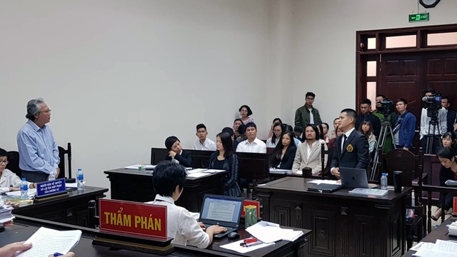 Tuần Châu Hà Nội và đạo diễn Việt Tú lại “dắt nhau” hầu tòa - 3 Tuần Châu Hà Nội và đạo diễn Việt Tú lại “dắt nhau” hầu tòa - 3