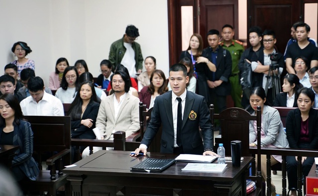 Tuần Châu Hà Nội và đạo diễn Việt Tú lại “dắt nhau” hầu tòa - 2 Tuần Châu Hà Nội và đạo diễn Việt Tú lại “dắt nhau” hầu tòa - 2