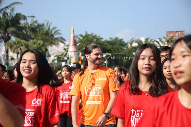 Hoa hậu Trần Tiểu Vy cùng 1.000 bạn trẻ Đà Nẵng nhảy vì sự tử tế - 3 Hoa hậu Trần Tiểu Vy cùng 1.000 bạn trẻ Đà Nẵng nhảy vì sự tử tế - 3