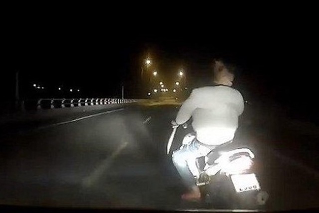 Thanh niên đầu trần đi xe máy cầm hung khí, đánh võng trước ôtô là ai? - 1 Thanh niên đầu trần đi xe máy cầm hung khí, đánh võng trước ôtô là ai? - 1