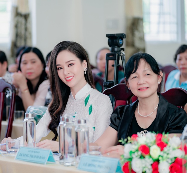Hoa khôi Thanh Tú xinh xắn làm giám khảo “nét đẹp nhà giáo” - 4 Hoa khôi Thanh Tú xinh xắn làm giám khảo “nét đẹp nhà giáo” - 4