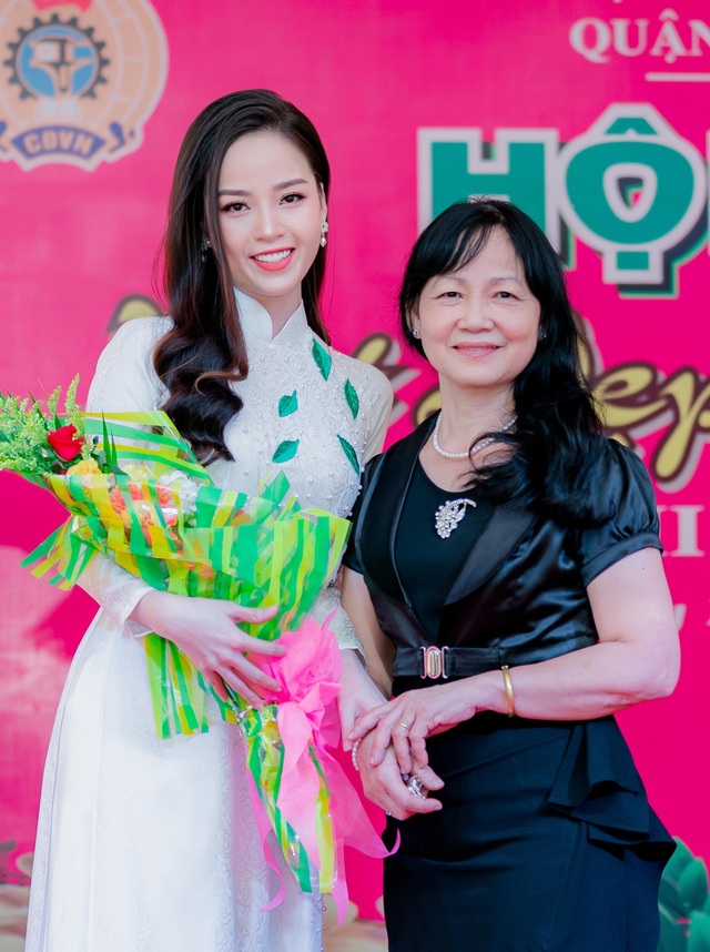 Hoa khôi Thanh Tú xinh xắn làm giám khảo “nét đẹp nhà giáo” - 2 Hoa khôi Thanh Tú xinh xắn làm giám khảo “nét đẹp nhà giáo” - 2
