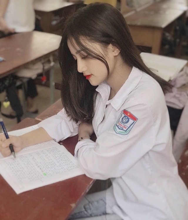 “Thiên thần đồng phục” Hà Nam không chỉ xinh đẹp mà còn học giỏi, làm cán bộ lớp - 2 “Thiên thần đồng phục” Hà Nam không chỉ xinh đẹp mà còn học giỏi, làm cán bộ lớp - 2