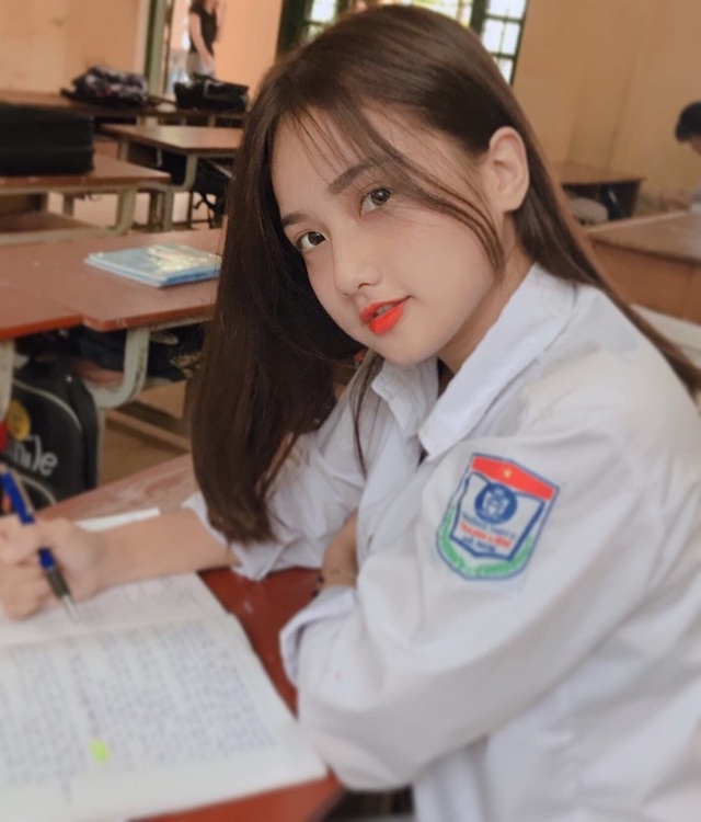 “Thiên thần đồng phục” Hà Nam không chỉ xinh đẹp mà còn học giỏi, làm cán bộ lớp - 3 “Thiên thần đồng phục” Hà Nam không chỉ xinh đẹp mà còn học giỏi, làm cán bộ lớp - 3