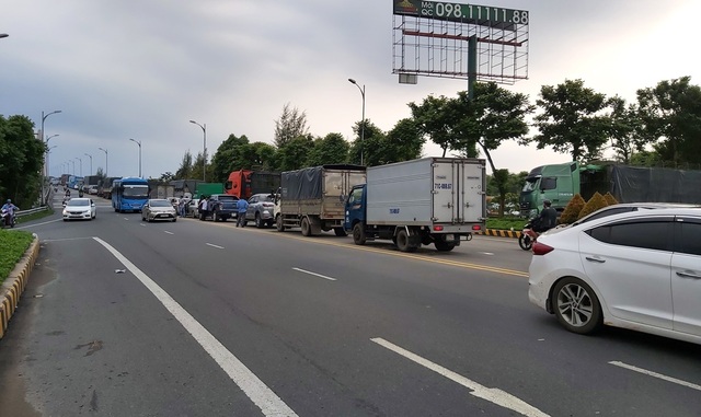Giao thông ùn tắc hơn 5 km vì tai nạn chết người trên cầu Rạch Miễu - 2 Giao thông ùn tắc hơn 5 km vì tai nạn chết người trên cầu Rạch Miễu - 2