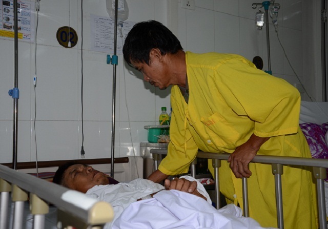 Xúc động tình cảm của bạn đọc Dân trí nấu cơm mang vào viện chăm sóc 2 anh em - 2 Xúc động tình cảm của bạn đọc Dân trí nấu cơm mang vào viện chăm sóc 2 anh em - 2