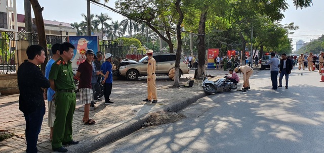 Ô tô đâm nhiều người ngồi uống nước trên vỉa hè rồi “hạ gục” bờ tường - 3