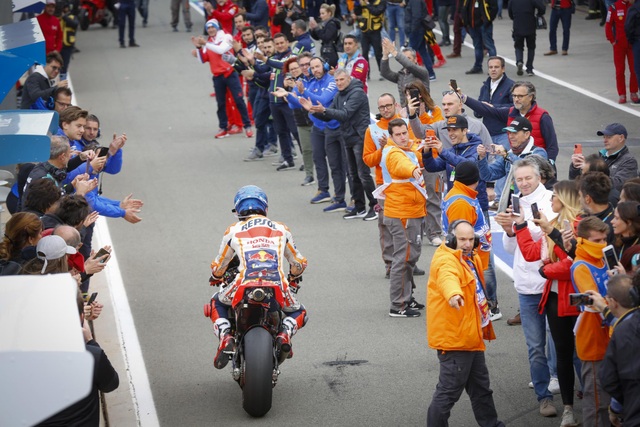 Marquez về nhất chặng, giúp Repsol Honda Team vô địch thế giới - 8