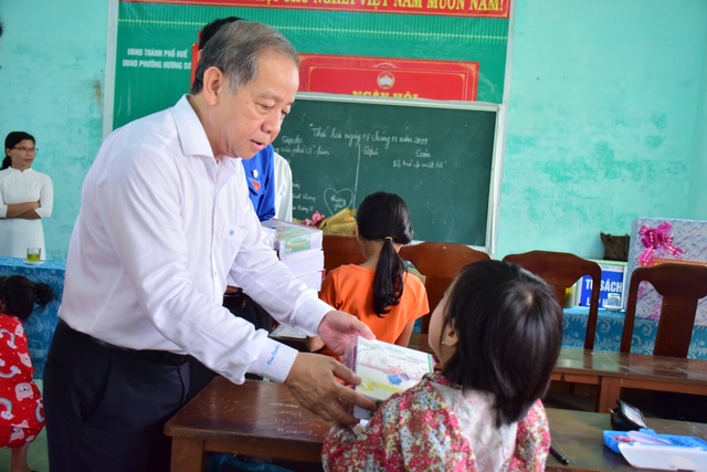 Chủ tịch tỉnh Thừa Thiên Huế thăm giáo viên lớp học tình thương - 4 Chủ tịch tỉnh Thừa Thiên Huế thăm giáo viên lớp học tình thương - 4