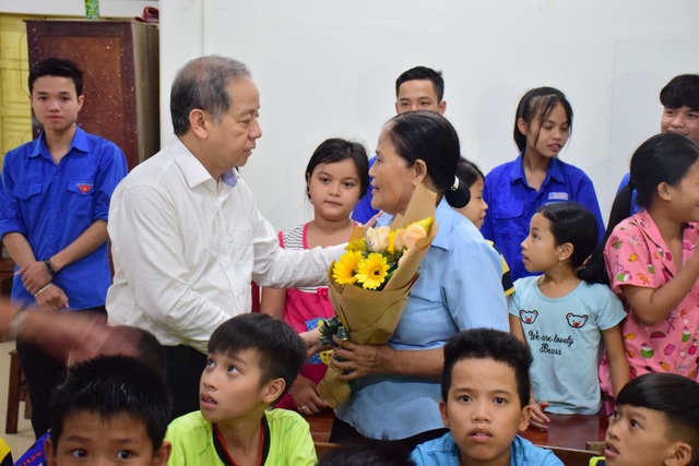 Chủ tịch tỉnh Thừa Thiên Huế thăm giáo viên lớp học tình thương - 2 Chủ tịch tỉnh Thừa Thiên Huế thăm giáo viên lớp học tình thương - 2