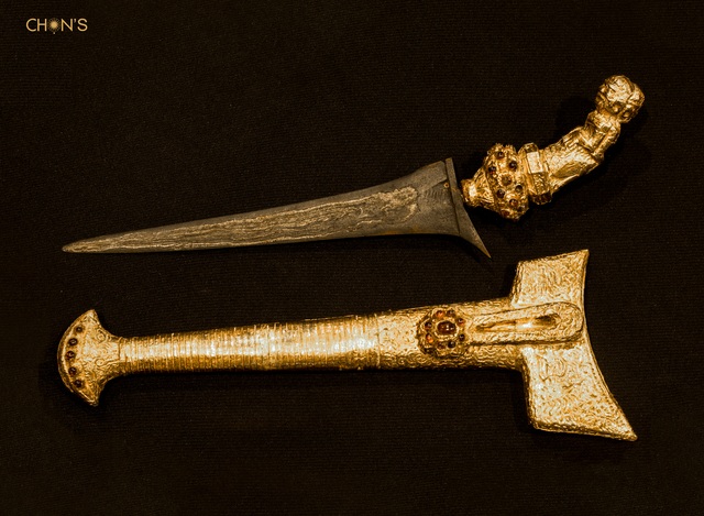 Đấu giá dao găm bọc vàng nạm 36 viên hổ phách có từ thế kỉ 18 - Ảnh minh hoạ 2
