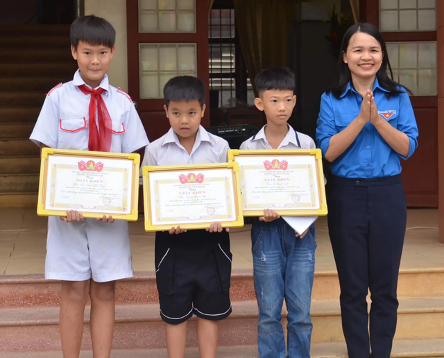 Khen thưởng nhiều học sinh nhặt được của rơi trả lại người đánh mất - 1 Khen thưởng nhiều học sinh nhặt được của rơi trả lại người đánh mất - 1