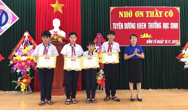 Khen thưởng nhiều học sinh nhặt được của rơi trả lại người đánh mất - 2 Khen thưởng nhiều học sinh nhặt được của rơi trả lại người đánh mất - 2