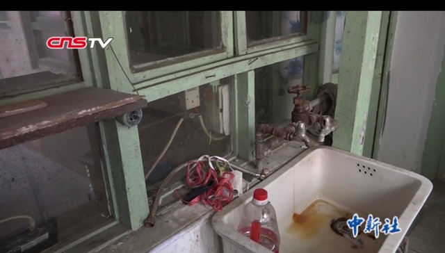 Nhà 5,6m2 trong ngõ như phố cổ, kê vừa một chiếc giường... bán hơn 4 tỷ đồng - 10 Nhà 5,6m2 trong ngõ như phố cổ, kê vừa một chiếc giường... bán hơn 4 tỷ đồng - 10