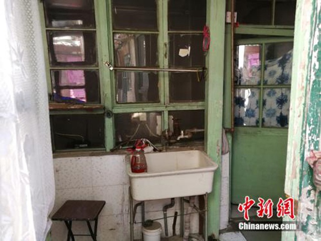 Nhà 5,6m2 trong ngõ như phố cổ, kê vừa một chiếc giường... bán hơn 4 tỷ đồng - 9 Nhà 5,6m2 trong ngõ như phố cổ, kê vừa một chiếc giường... bán hơn 4 tỷ đồng - 9