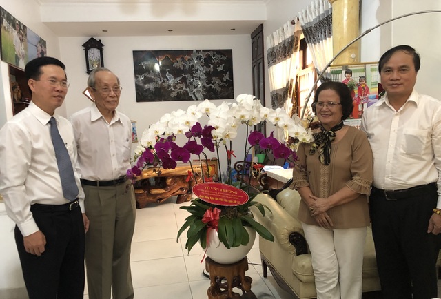 Ông Võ Văn Thưởng thăm hỏi nguyên Bộ trưởng Bộ GD-ĐT nhân ngày 20/11 - 1 Ông Võ Văn Thưởng thăm hỏi nguyên Bộ trưởng Bộ GD-ĐT nhân ngày 20/11 - 1