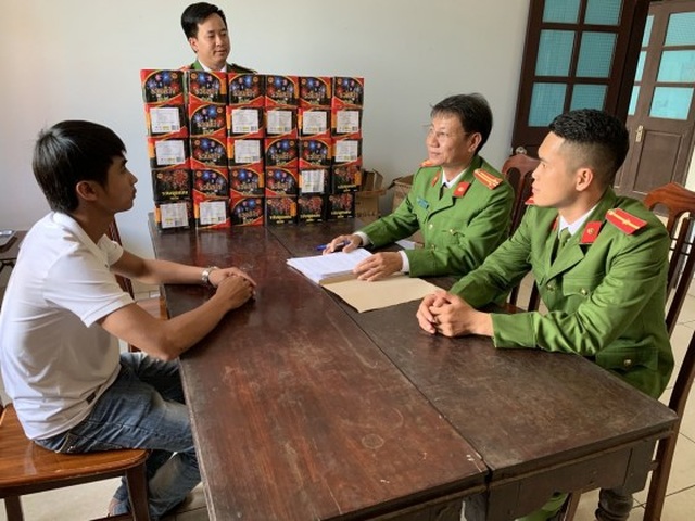 Liên tiếp bắt nhiều vụ mua bán, tàng trữ pháo trái phép - 1 Liên tiếp bắt nhiều vụ mua bán, tàng trữ pháo trái phép - 1