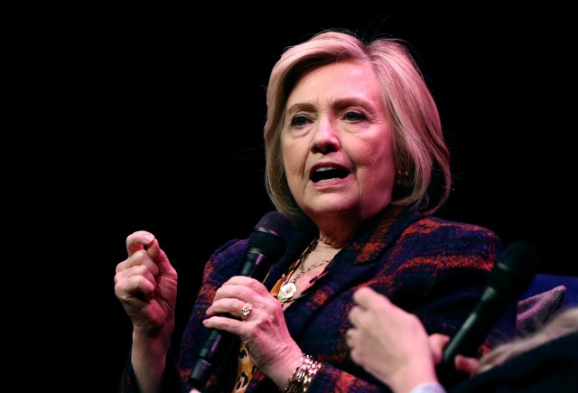 Máy bay chở bà Hillary Clinton hạ cánh khẩn cấp vì rung lắc, bốc khói - 1 Máy bay chở bà Hillary Clinton hạ cánh khẩn cấp vì rung lắc, bốc khói - 1