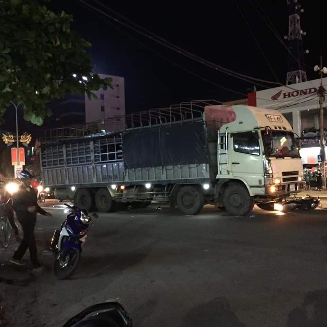 Xe tải tông liên hoàn khiến hai vợ chồng thương vong - 1 Xe tải tông liên hoàn khiến hai vợ chồng thương vong - 1