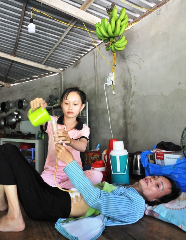 Lên nhà con gái chơi, người mẹ suýt chết vì uống nhầm chai hoá chất - 5 Lên nhà con gái chơi, người mẹ suýt chết vì uống nhầm chai hoá chất - 5