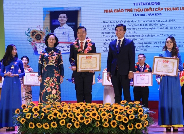 75 nhà giáo trẻ tiêu biểu nhận giải thưởng của Trung ương Đoàn - 2 75 nhà giáo trẻ tiêu biểu nhận giải thưởng của Trung ương Đoàn - 2