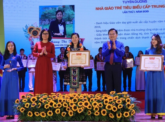 75 nhà giáo trẻ tiêu biểu nhận giải thưởng của Trung ương Đoàn - 3 75 nhà giáo trẻ tiêu biểu nhận giải thưởng của Trung ương Đoàn - 3