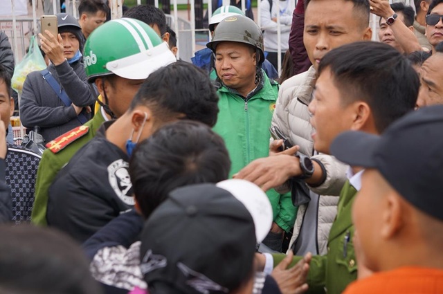 Người đàn ông bán vé lạ trận Việt Nam - Thái Lan bị đưa về đồn công an - 3 Người đàn ông bán vé lạ trận Việt Nam - Thái Lan bị đưa về đồn công an - 3