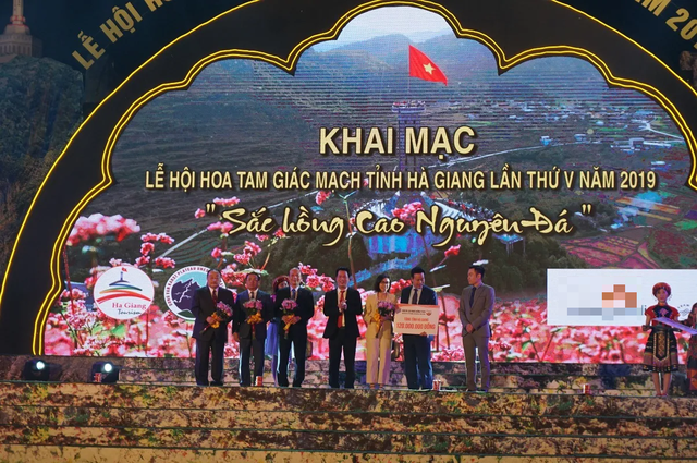 Khách nước ngoài thích thú thổi khèn Mông, ăn bánh hoa tam giác mạch - 1