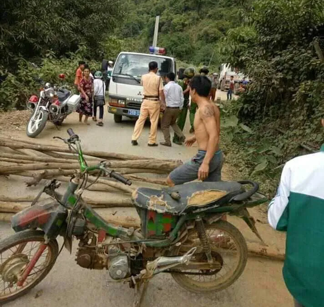 CSGT bị người dân chặn đường để... đòi lại xe vi phạm - 1 CSGT bị người dân chặn đường để... đòi lại xe vi phạm - 1