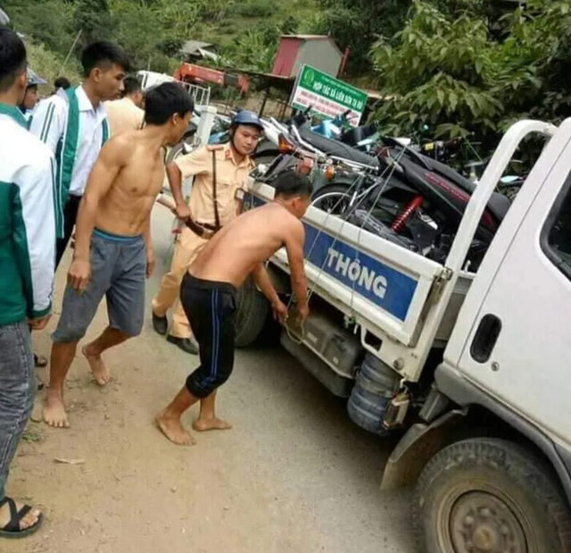 CSGT bị người dân chặn đường để... đòi lại xe vi phạm - 3 CSGT bị người dân chặn đường để... đòi lại xe vi phạm - 3