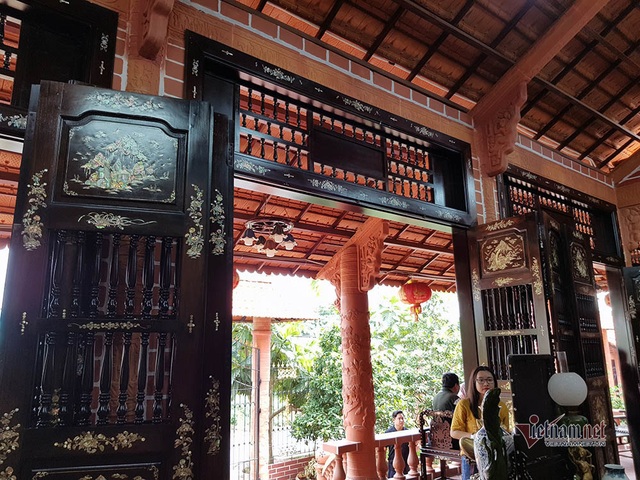 Biệt phủ bằng gốm đỏ có 1 không 2 ở Việt Nam của đại gia miền Tây - 17 Biệt phủ bằng gốm đỏ có 1 không 2 ở Việt Nam của đại gia miền Tây - 17