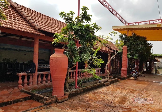 Biệt phủ bằng gốm đỏ có 1 không 2 ở Việt Nam của đại gia miền Tây - 19 Biệt phủ bằng gốm đỏ có 1 không 2 ở Việt Nam của đại gia miền Tây - 19